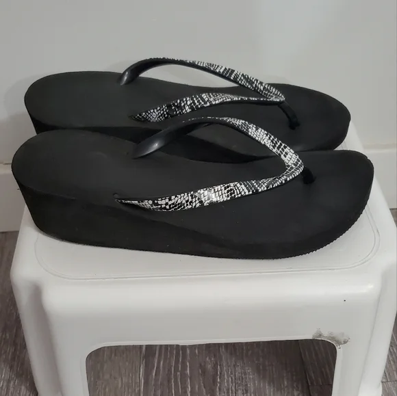 Slippers - Picture 1 of 2